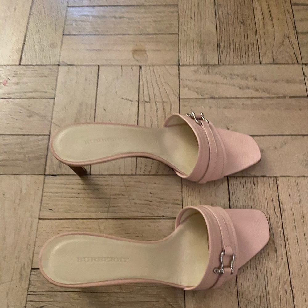 Burberry London Low Pink heels